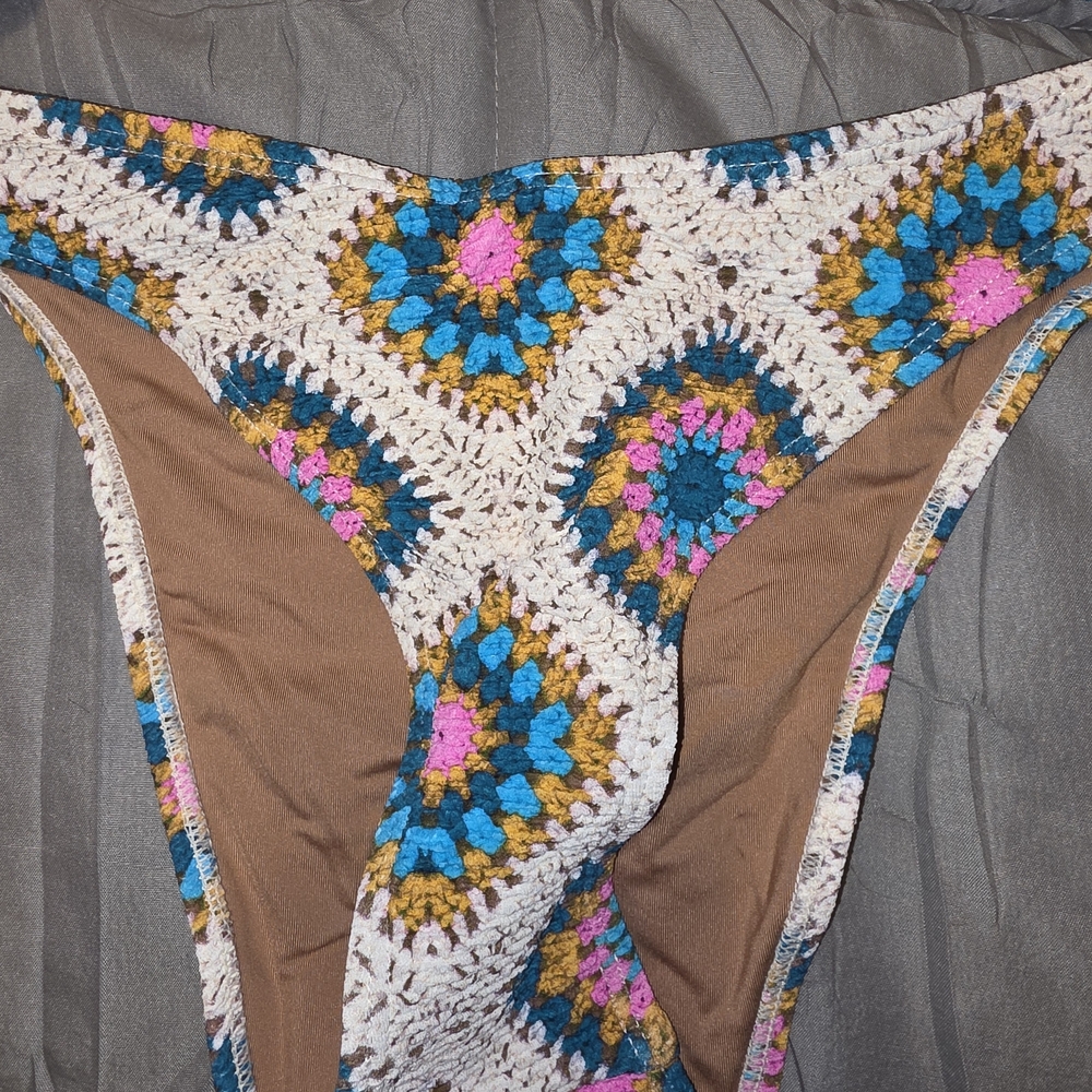 Hurley Crochet Bikini Set with Colorful Pattern - Picture 3 of 9